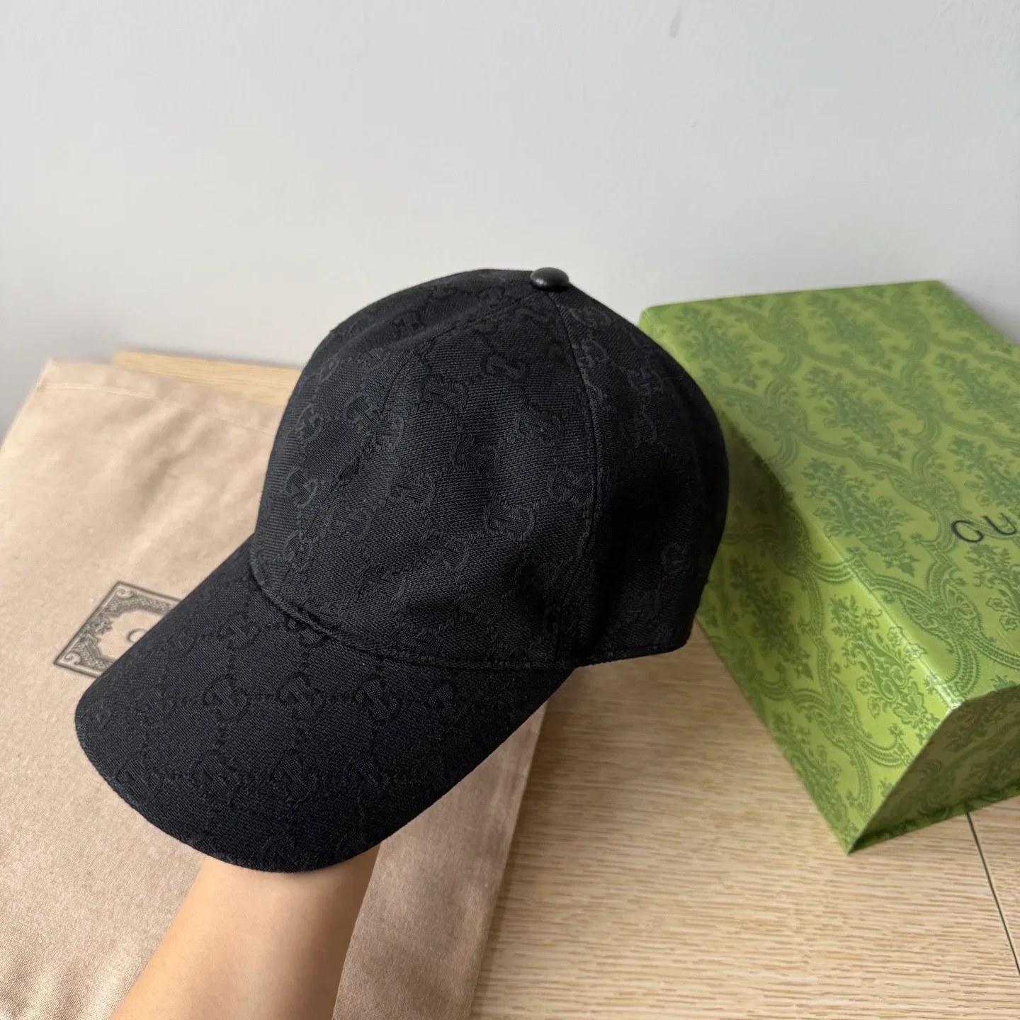 Gorra Gucci negra con monograma GG — imagen 3